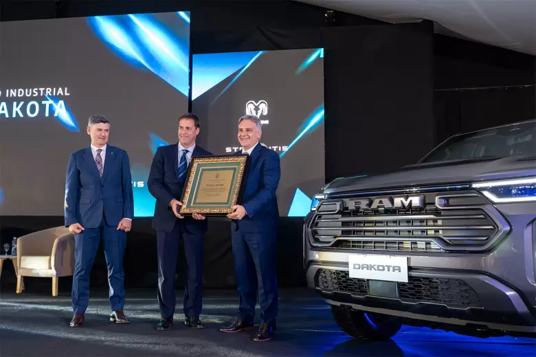 Martín Zuppi, Presidente de Stellantis Argentina junto al Gobernador y al Intendente de Córdoba.