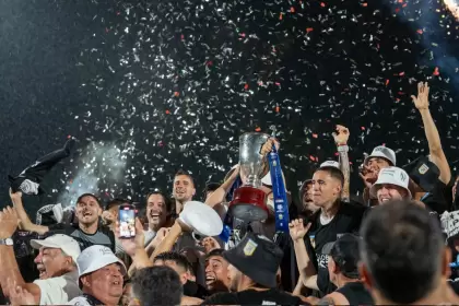 Gimnasia de Mendoza logró el ansiado ascenso a Primera después de 41 años de ausencia.