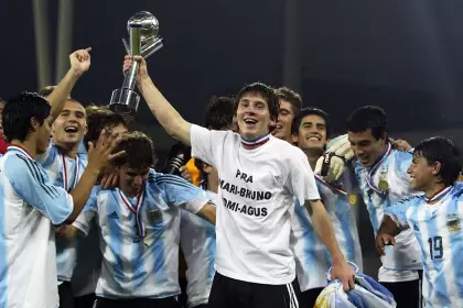 Lionel Messi levantando el trofeo del Mundial Sub-20 de Holanda 2005