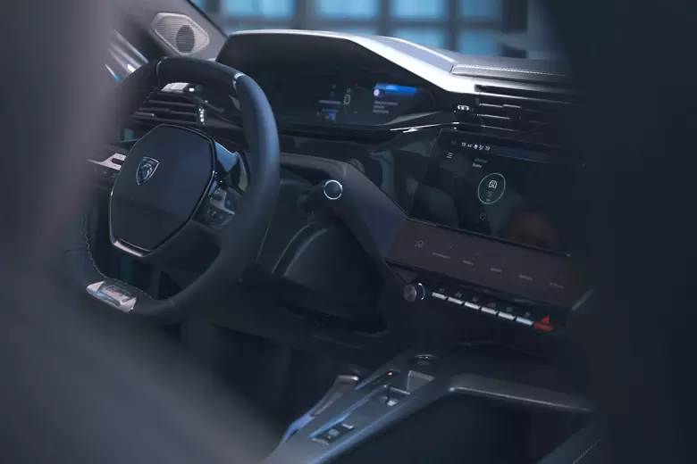 En su interior ostenta la nueva generación del i-Cockpit de Peugeot.