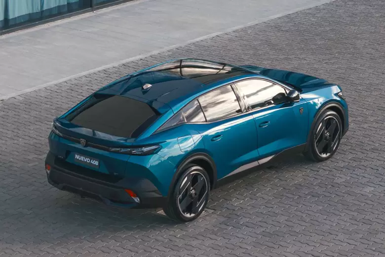 Su silueta es del tipo fastback, no llega a ser un sedán pero tampoco un SUV, por lo cual es más un crossover.