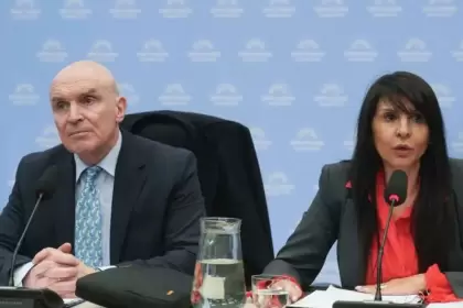 Documentos oficiales revelan que Lorena Villaverde, candidata de LLA en Río Negro, fue detenida por narcotráfico en EE.UU. y lo ocultó durante años.