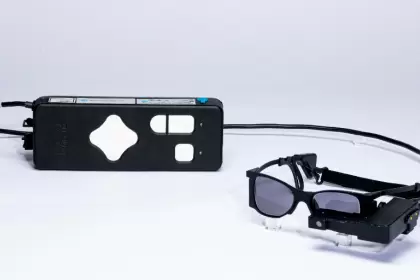 Un implante ocular conectado a unas gafas inteligentes logró que pacientes con ceguera vuelvan a leer. El 80% mejoró su visión. Conocé cómo funciona.