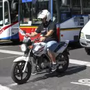 Para ir al trabajo, ¿conviene más comprar una moto o ir en transporte público?