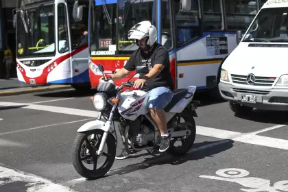 Para ir al trabajo, ¿conviene más comprar una moto o ir en transporte público?