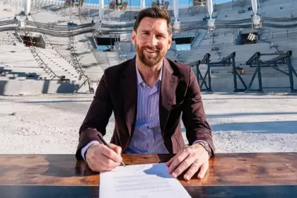 Messi firmó su renovación de contrato desde el nuevo estadio del Inter Miami. (@InterMiamiCF)