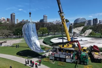 150 km por agua y grúa de alto porte: así volvió a la Floralis su primer pétalo restaurado