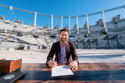Messi firmó la renovación de su contrato desde el nuevo estadio, aún en plena construcción. (@InterMiamiCF)