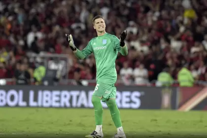 Facundo Cambeses, una de las figuras de la noche en el Maracaná, sostuvo a Racing hasta donde pudo