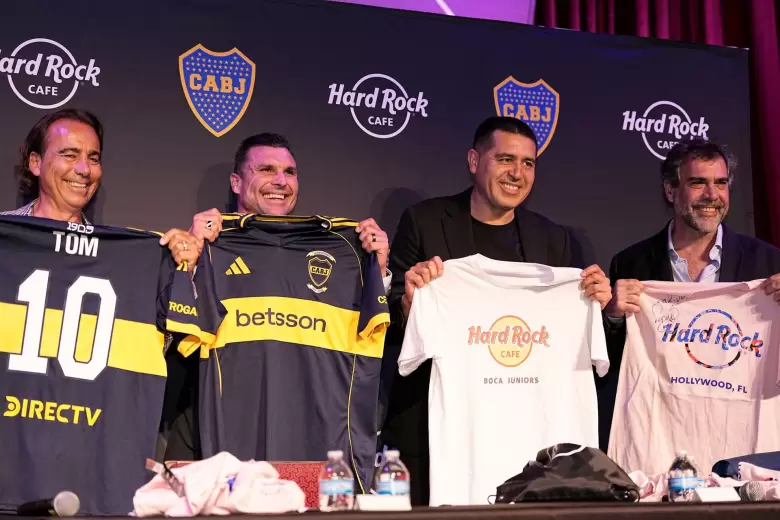El presidente Juan Román Riquelme junto a directivos de Hard Rock Café