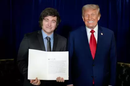 El presidente Milei junto a Trump, tras una reunión bilateral en la que el exmandatario estadounidense prometió apoyo financiero a la Argentina.