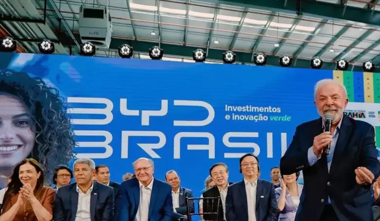 Lula da Silva en uno de los actos de inauguración de BYD en Camacarí.