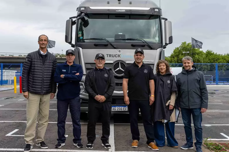 Autoridades de Mercedes-Benz Camiones y Buses junto a los finalistas.