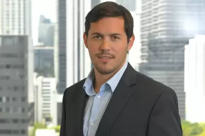 Santiago Solanet estudió Administración de Empresas (UCA) y tiene un Master en Finanzas (UCEMA).
