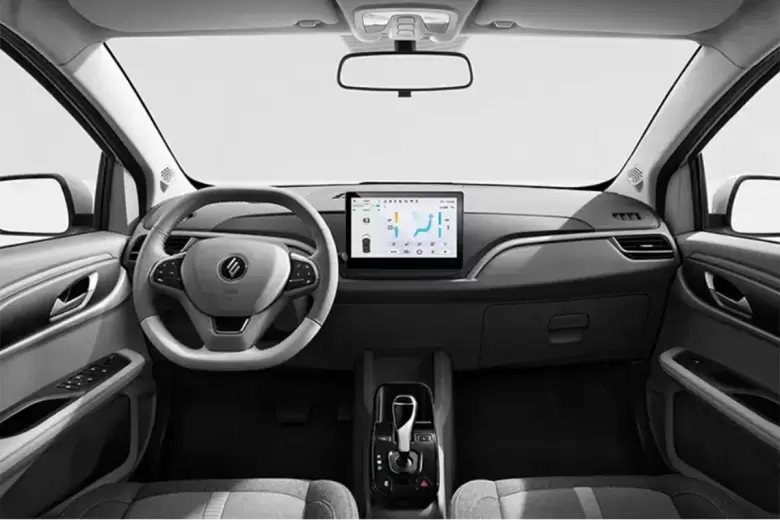 Su interior es despojado, cuenta con una pantalla de 10,1", climatizador y asientos forrados en tela.