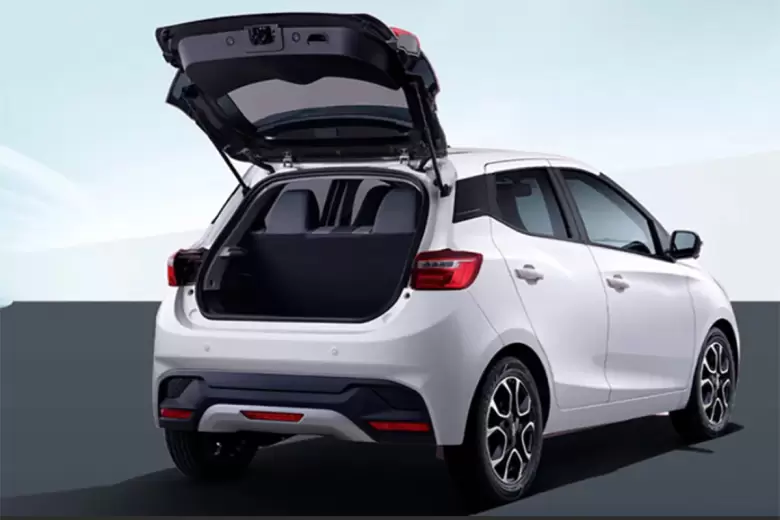Es un city car de 3.72 m de largo con capacidad para cuatro adultos y 250 litros de carga volumétrica.