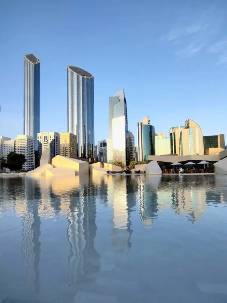 El economista Camilo Cisera en Abu Dhabi, capital de Emiratos Árabes Unidos.