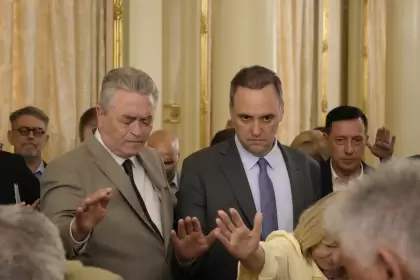 Manuel Adorni con pastores evangélicos