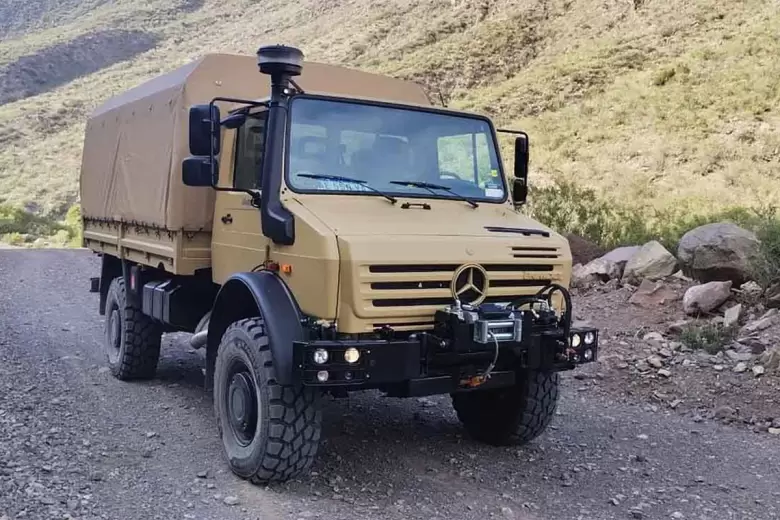 El Mercedes-benz UNIMOG U4000 tiene una capacidad de carga útil cercana a 4,5 toneladas.