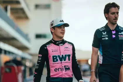 Franco Colapinto con la ropa rosa de Alpine, patrocinio que dejaría su lugar a Gucci en 2027