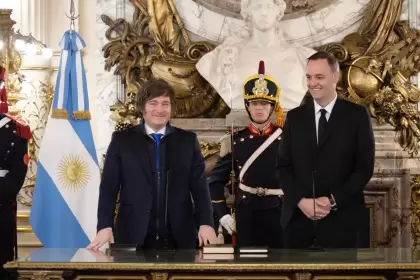 Sin vocero y con más poder: el giro estratégico de Milei con Adorni