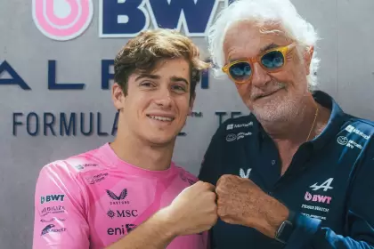 Franco Colapinto y Flavio Briatore luego de la confirmación del argentino como piloto titular de Alpine en 2026