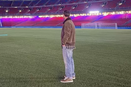 Con las manos en los bolsillos, Messi contempla el lugar donde fue feliz. (@leomessi)