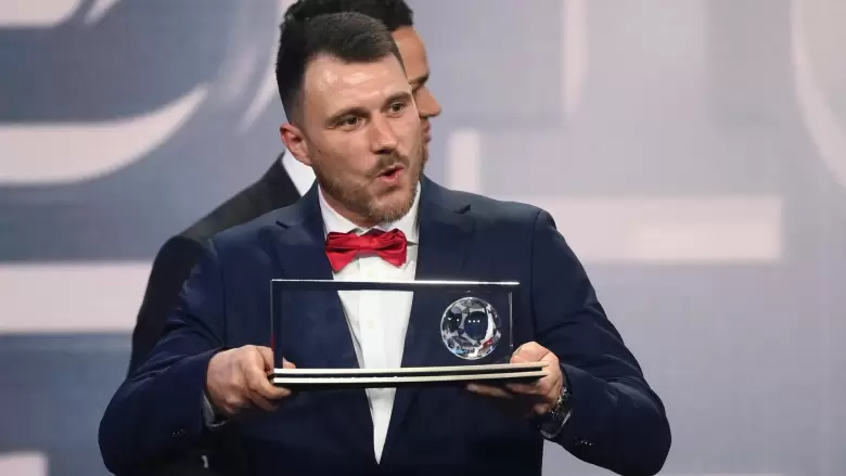 El polaco Marcin Oleksy fue recordado por ser el primer jugador de fútbol amputado en ganar el premio Puskás