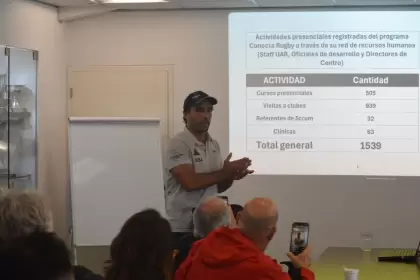 Martín Gaitán, presentando el proyecto Conecta Rugby para 2026 en la UAR.