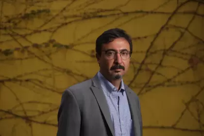 Juan Carlos Hallak tiene un PhD de Economa.