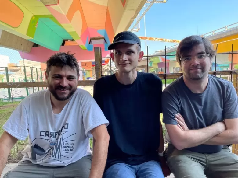 Vitalik Buterin, con Santiago Siri y Juan Grabois en el 31.