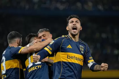 El festejo de Leandro Paredes y todo Boca en la victoria ante Tigre. (@BocaJrsOficial)