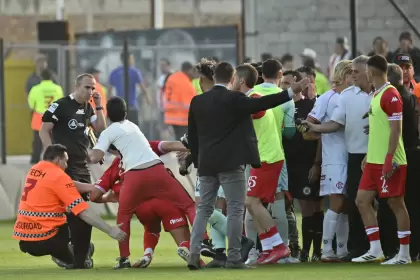 El final del partido entre Barracas Central y Huracán fue con incidentes debido al polémico arbitraje de Gariano