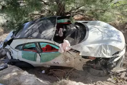Así quedó la Ferrari que volcó en Villa la Angostura.