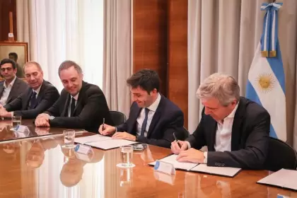 El compromiso es avanzar en la eliminación del esquema móvil de derechos de exportación, que fija la alícuota en 8% cuando el barril supera los US$ 60