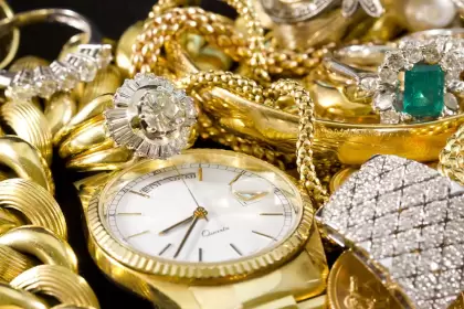 Cada vez más argentinos descubren que las joyas heredadas, relojes de lujo, alhajas y objetos de valor en desuso pueden transformarse en dinero en cue