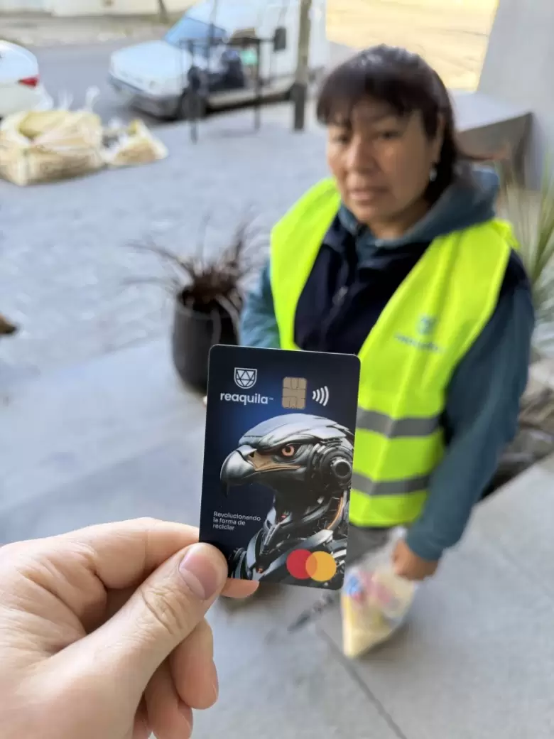 Reaquila lanza la primera billetera digital y el "Uber del reciclaje" para cartoneros