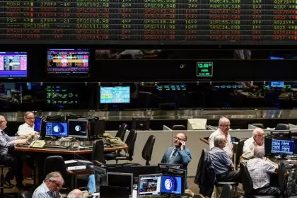 El Bitcoin tuvo otra dura caída de 4%, el petróleo retrocedió 2% y el oro avanzó 0,1%.