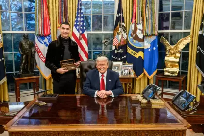 Cristiano Ronaldo sosteniendo la llave de la Casa Blanca en el Despacho Oval, junto al presidente Donald Trump