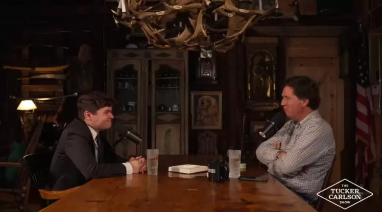 Captura de la entrevista entre Tucker Carlson y Nick Fuentes.