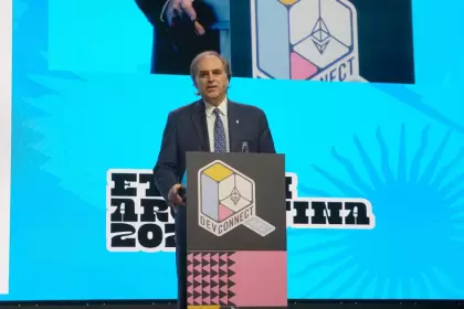 Roberto E. Silva disertó en el centro del Devconnect Argentina 2025