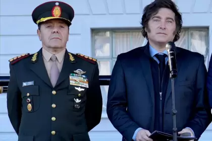 Javier Milei con el teniente general Carlos Alberto Presti, que será el nuevo ministro de Defensa.