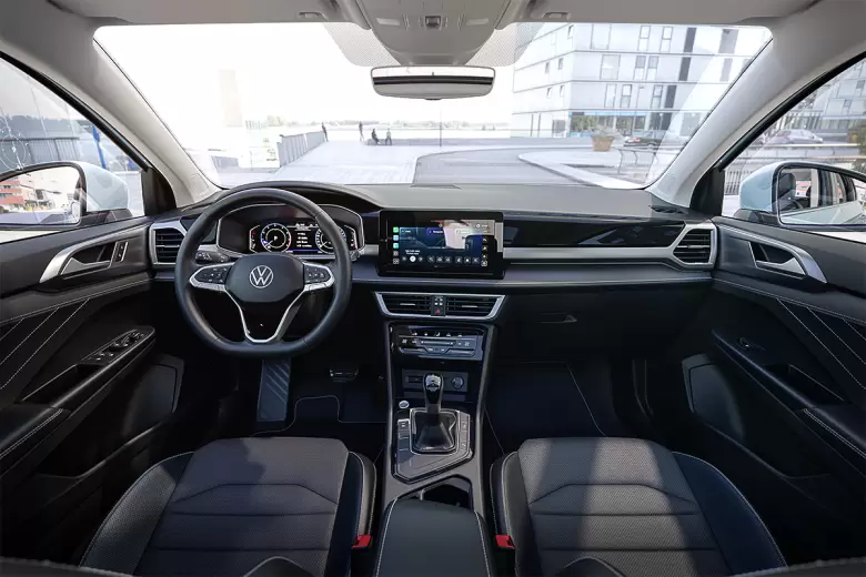 El interior introduce más equipamiento de conectividad y nuevos materiales.
