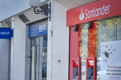 Santander y BBVA frenan créditos en Argentina por la crisis: tasas del 60% y alerta total