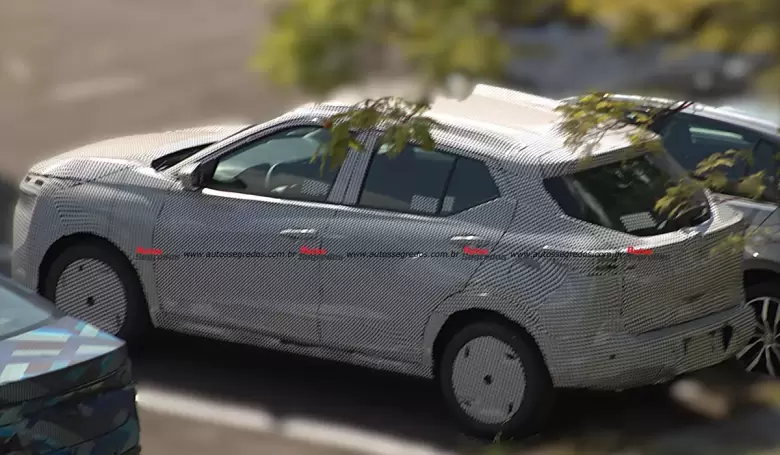 El Nissan Kait fue visto camuflado en las rutas de Brasil, donde será producido.
