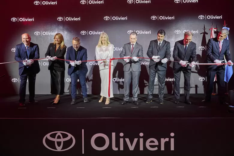 Momento de corte de cinta con la presencia de autoridades de Toyota, de Olivieri y del intendente de Tres de Febrero.
