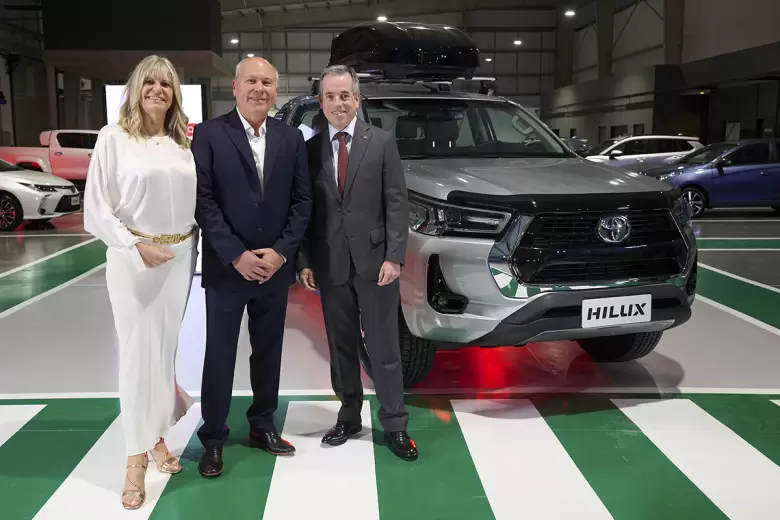 El Presidente de Toyota Argentina, Gustavo Salinas, junto a la familia Olivieri.
