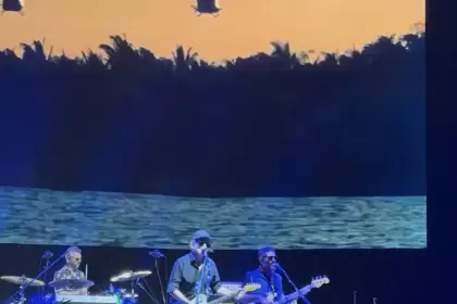 Andrés Calamaro, con imágenes de "Apocalypse Now" de fondo.