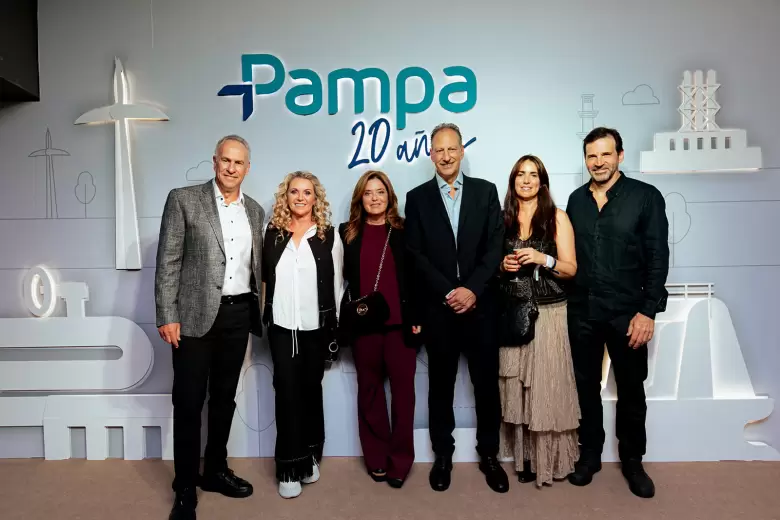 Los socios de Pampa junto a sus esposas