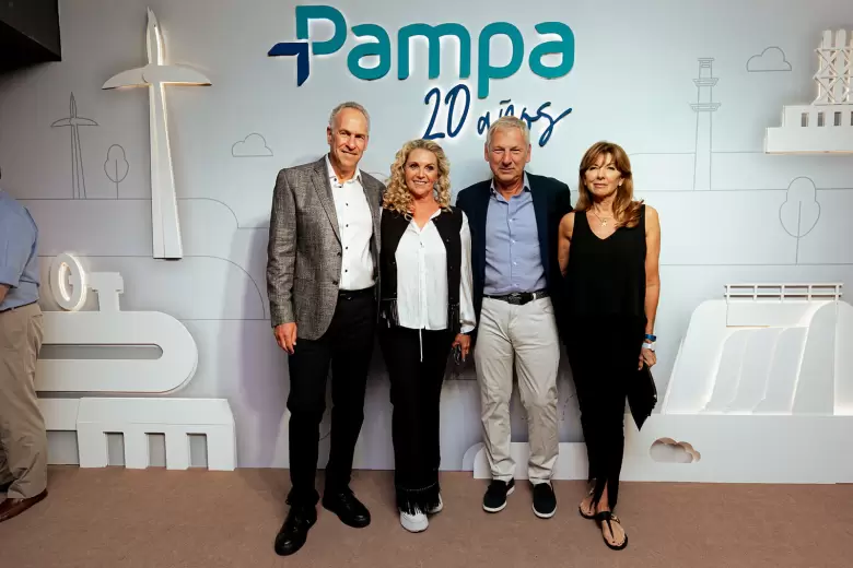 Marcelo Mindlin junto a Marcelo Longobardi. Ambos con sus mujeres.